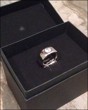 Το δαχτυλίδι που της αγόρασε είναι αιτία διαζυγίου – ΦΩΤΟ