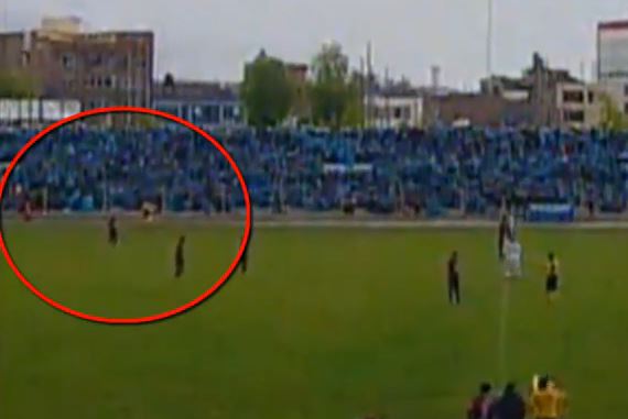 ΒΙΝΤΕΟ-Κεραυνός χτυπάει ποδοσφαιριστή