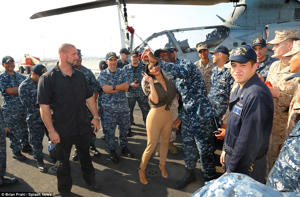 ΦΩΤΟ-Η Κιμ Καρντάσιαν εμψύχωσε το ναυτικό