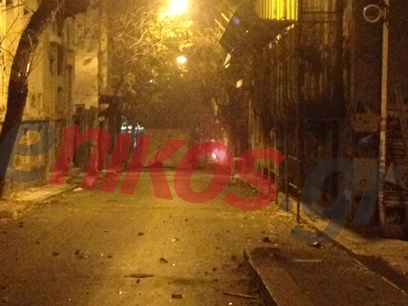 ΦΩΤΟ-Οδοφράγματα με…ομπρέλες