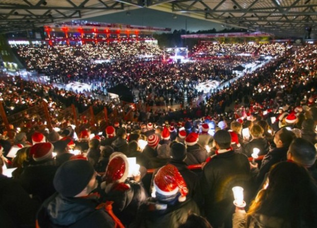 Ένα ολόκληρο γήπεδο ψέλνει τα κάλαντα – ΒΙΝΤΕΟ