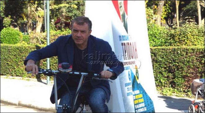 ΒΙΝΤΕΟ-Η βόλτα του Θεοδωράκη με το ποδήλατο