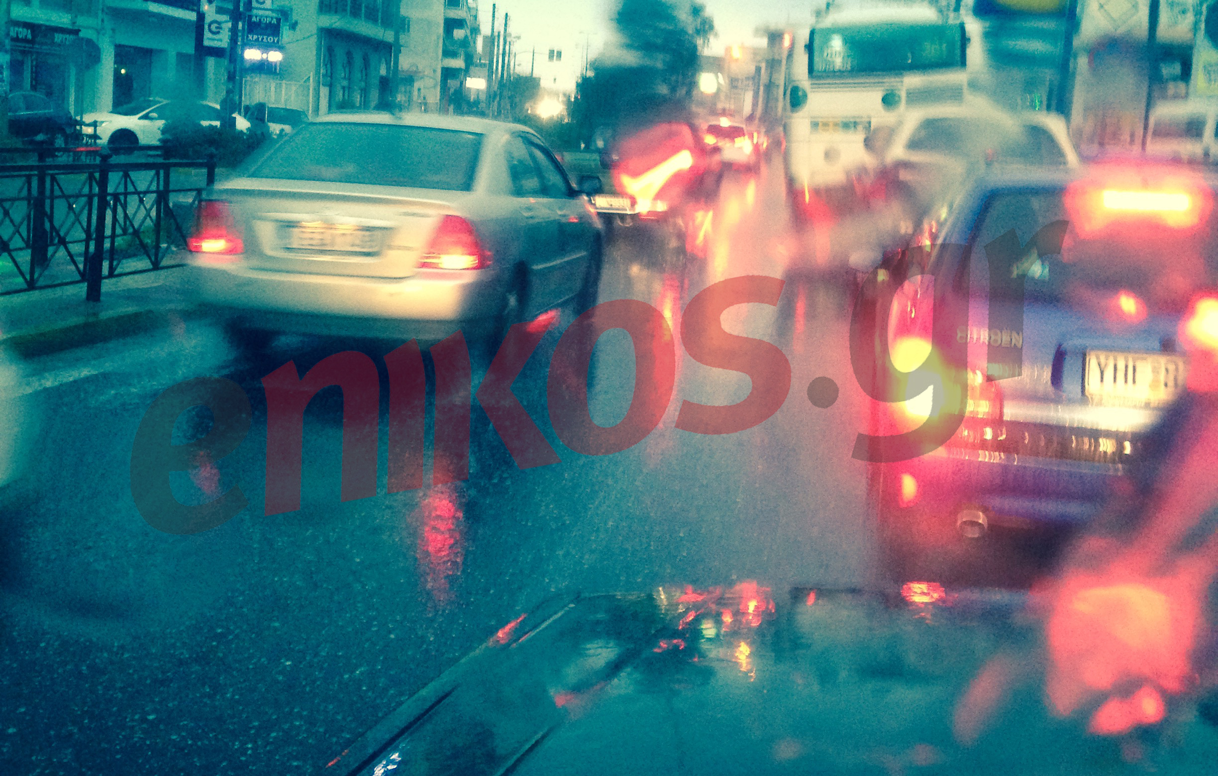 ΤΩΡΑ-ΦΩΤΟ-Κυκλοφοριακό χάος στην Μαραθώνος