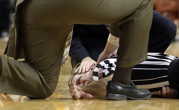 ΒΙΝΤΕΟ-Σοκάρει ο τραυματισμός διαιτητή μπάσκετ