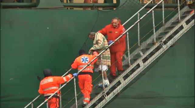 Συγκλονιστικές εικόνες από την άφιξη των επιβατών του Norman Atlantic στο Μπάρι