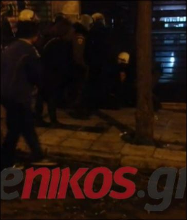 ΒΙΝΤΕΟ-Βουλευτής του ΣΥΡΙΖΑ στην προσαγωγή ατόμου από τα ΜΑΤ