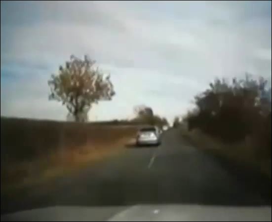 Αυτοκίνητο “προσγειώθηκε” σε χωράφι – ΒΙΝΤΕΟ