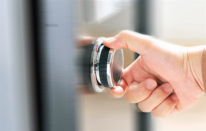 Οικιακή βοηθός “σήκωσε” 1 εκατομμύριο στην Εκάλη