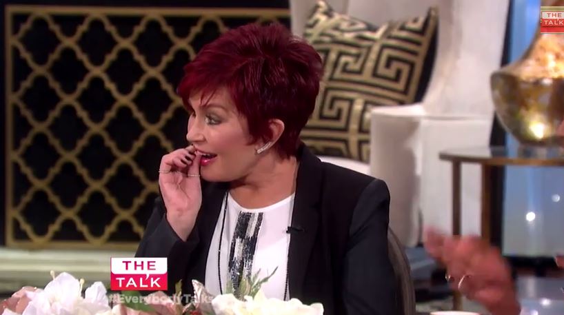 Έφυγε το δόντι της Σάρον Όζμπουρν στον αέρα της εκπομπής – ΒΙΝΤΕΟ