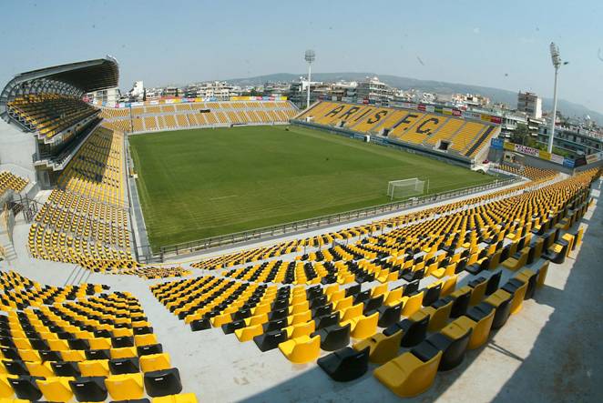 ΦΩΤΟ-Η αστυνομικός που “μάγεψε” τους οπαδούς του Άρη