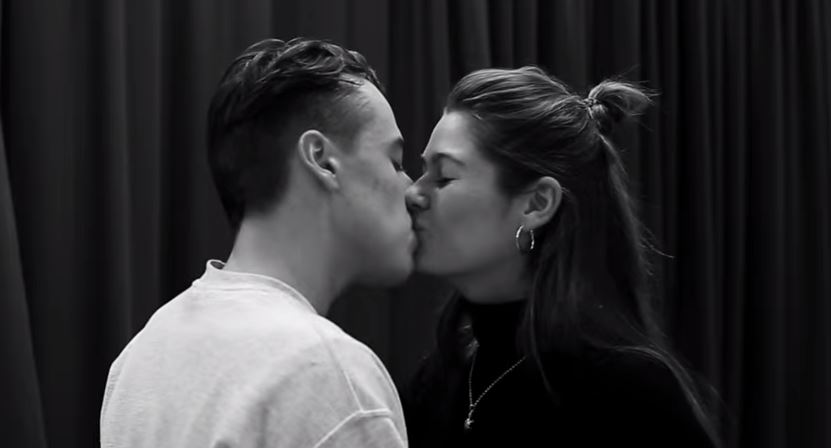 ΒΙΝΤΕΟ-18 άγνωστοι φιλιούνται μεταξύ τους για πρώτη φορά