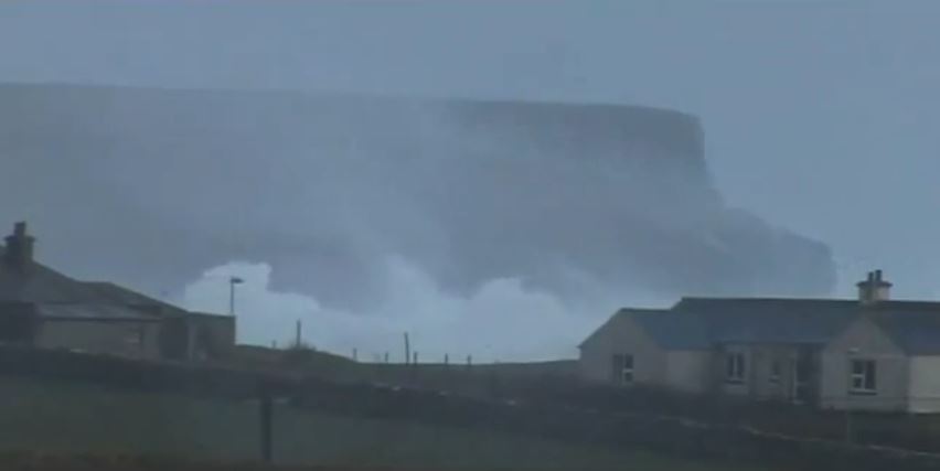 ΒΙΝΤΕΟ- Τεράστια κύματα “χτυπούν” τη Σκωτία
