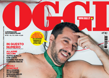 ΦΩΤΟ-Ημίγυμνος στο κρεβάτι ζητά από τους Ιταλούς να τον ψηφίσουν