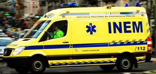 Η Τροχαία έκοψε κλήση σε οδηγό ασθενοφόρου