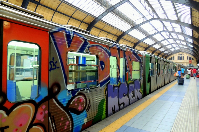 Έπεσε στις ράγες του ηλεκτρικού – Αλλαγές στα δρομολόγια – ΤΩΡΑ