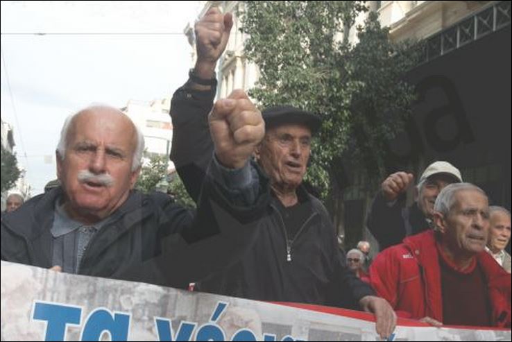 Οι συνταξιούχοι στο υπουργείο Εργασίας – ΦΩΤΟ