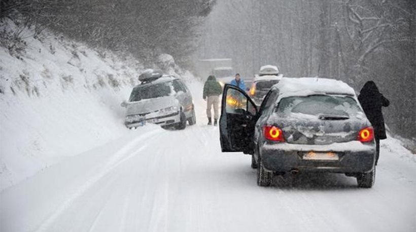 Αποκλεισμένος οδηγός: Ειδοποιήσαμε να μας φέρουν έστω δύο μπουκάλια νερό – ΤΩΡΑ