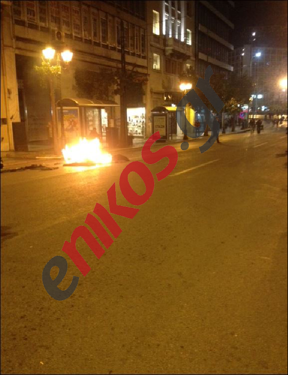 ΤΩΡΑ-ΦΩΤΟ-Φωτιά στη Σταδίου