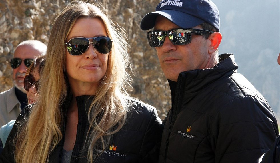 Ο Αντόνιο Μπαντέρας φωτογραφίζεται με τη νέα του σύντροφο