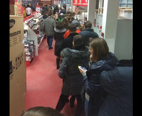 Άδειασαν τα σούπερ μάρκετ οι Ρώσοι. Φρενίτιδα από την επίθεση των αγορών – ΦΩΤΟ