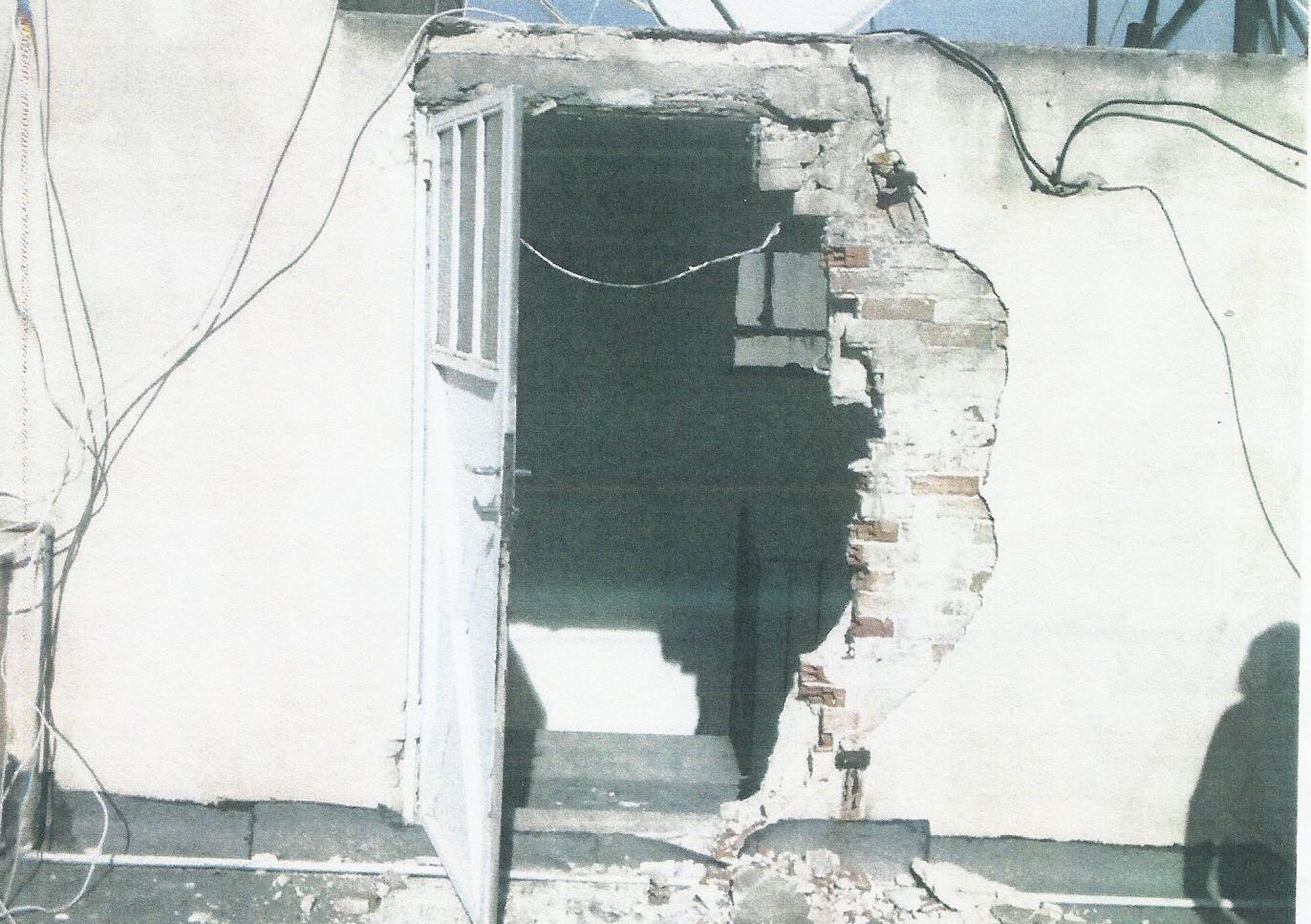 ΦΩΤΟ-Ξήλωσαν τούβλα από τις ταράτσες στα Εξάρχεια