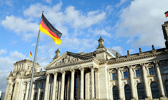 Σύμμαχοι Μέρκελ: Οι μετανάστες να μιλούν γερμανικά και στο σπίτι