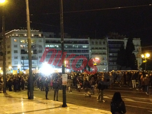 ΤΩΡΑ-ΦΩΤΟ από τη συγκέντρωση – Κλειστοί όλοι οι δρόμοι στο κέντρο