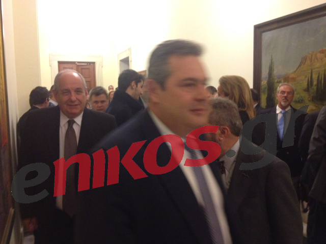 Χαμογελαστός ο Καμμένος με τον Κουίκ μετά την ψηφοφορία – ΦΩΤΟ