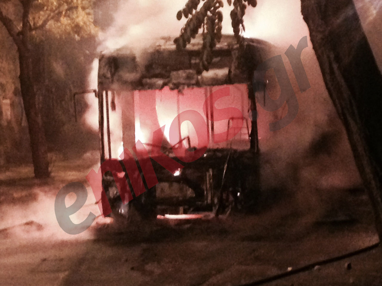 Τώρα-ΦΩΤΟ-Στις φλόγες λεωφορείο