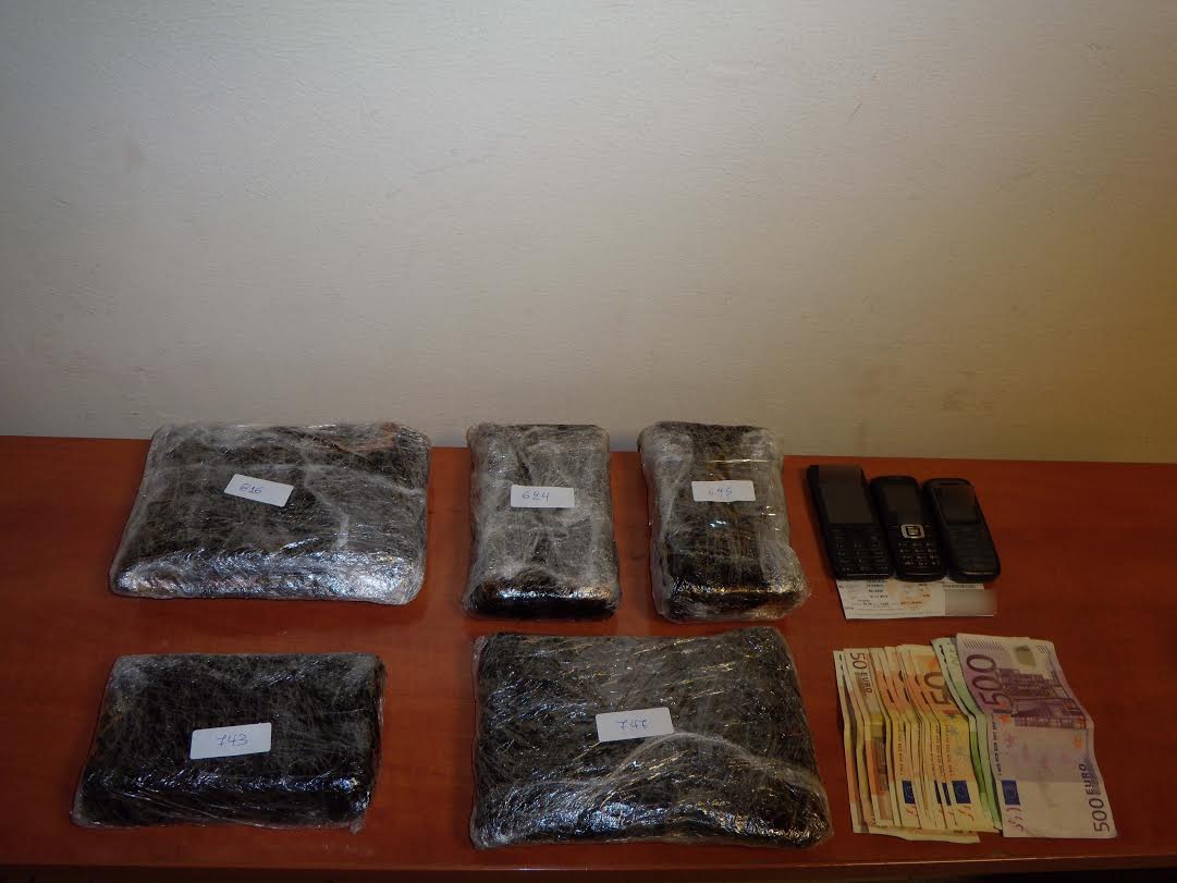 ΦΩΤΟ-Έπιασαν γυναίκα μέλος κυκλώματος ναρκωτικών