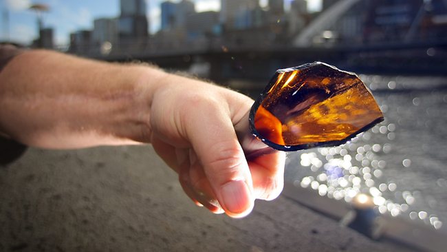 Του κάρφωσαν σπασμένο μπουκάλι στο λαιμό και χαροπαλεύει