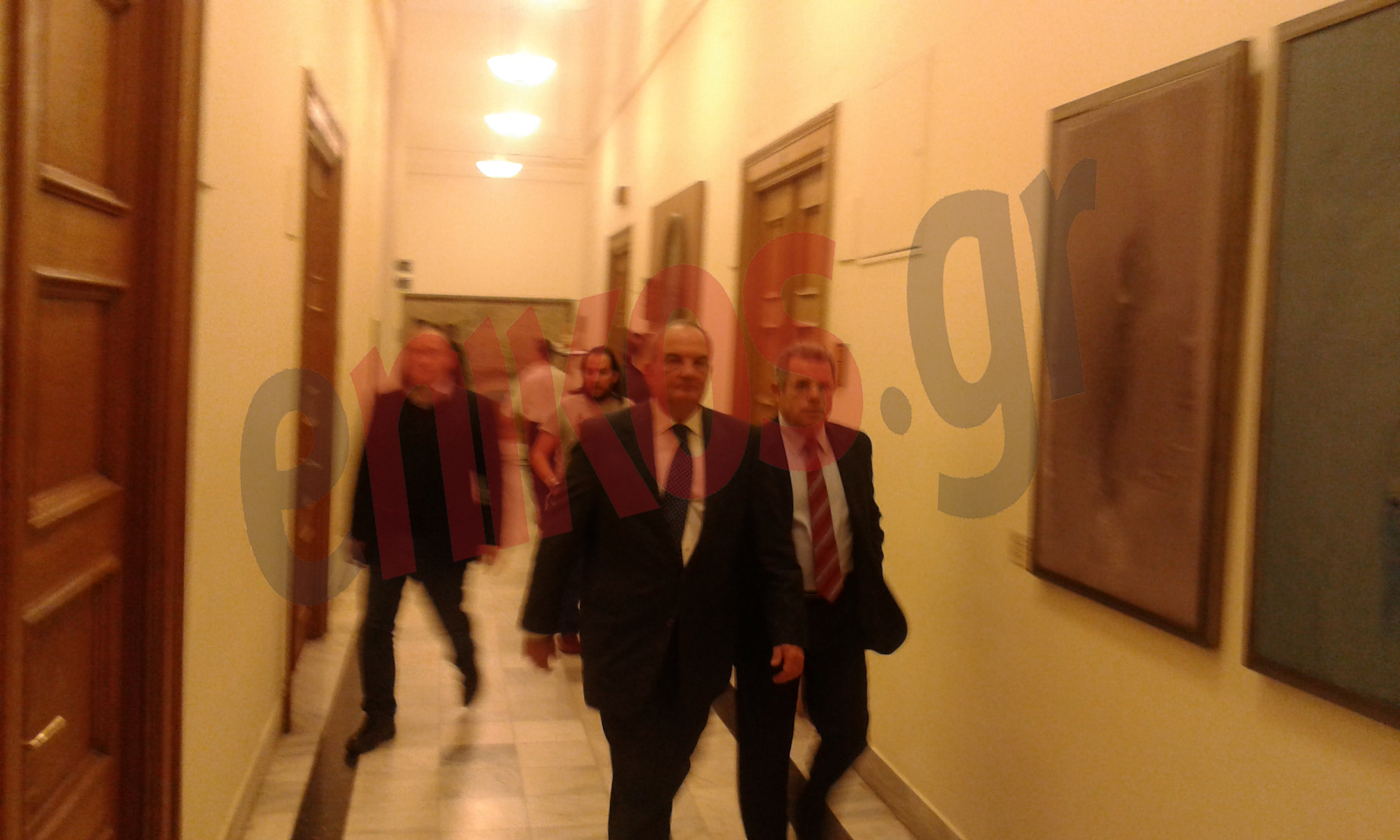 Η αποχώρηση του Κώστα Καραμανλή μετά την ψηφοφορία – ΦΩΤΟ