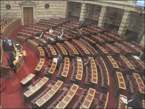 ΦΩΤΟ-“Τρεις κι ο κούκος” στη βουλή