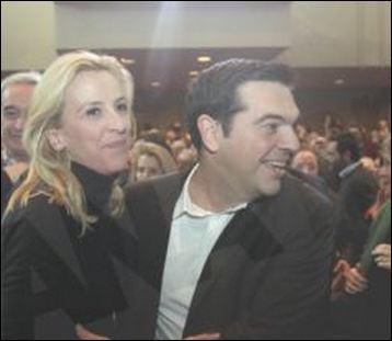 Η αγκαλιά της Δούρου στον Τσίπρα – ΦΩΤΟ