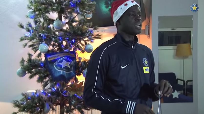 Ο Σανκαρέ τραγουδάει τα χριστουγεννιάτικα κάλαντα – ΒΙΝΤΕΟ