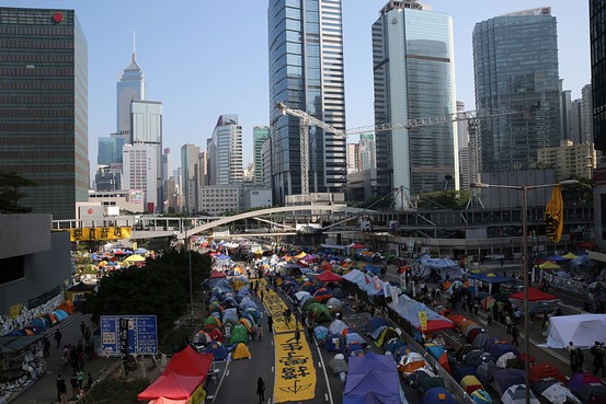 ΦΩΤΟ-Χονγκ Κονγκ-Οι διαδηλωτές αποχωρούν από τα σημεία που είχαν καταλάβει για 2 μήνες