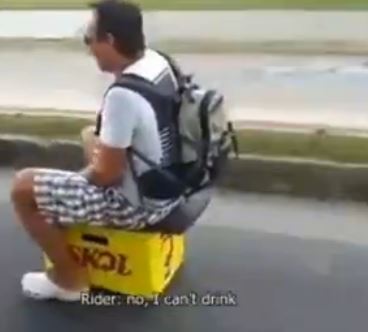 Έκανε μοτοσικλέτα ένα καφάσι μπύρες – ΒΙΝΤΕΟ