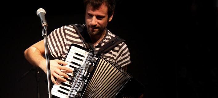 Μαραβέγιας: Καθαρίστε τα παγκάκια από τα χημικά και τις μολότοφ…