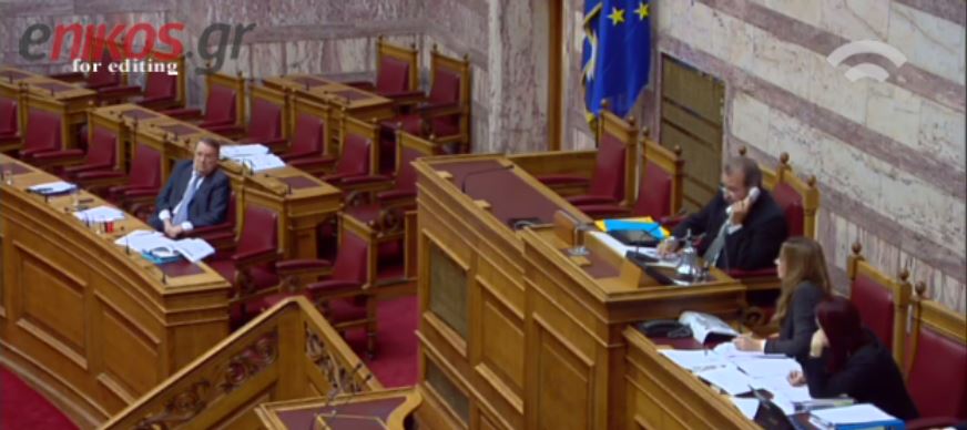 ΒΙΝΤΕΟ-Ο Τραγάκης προεδρεύει και μιλάει… στο τηλέφωνο