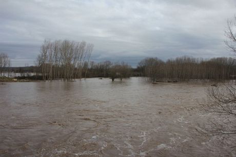 Πάνω από το όριο συναγερμού παραμένει η στάθμη του ποταμού Έβρου