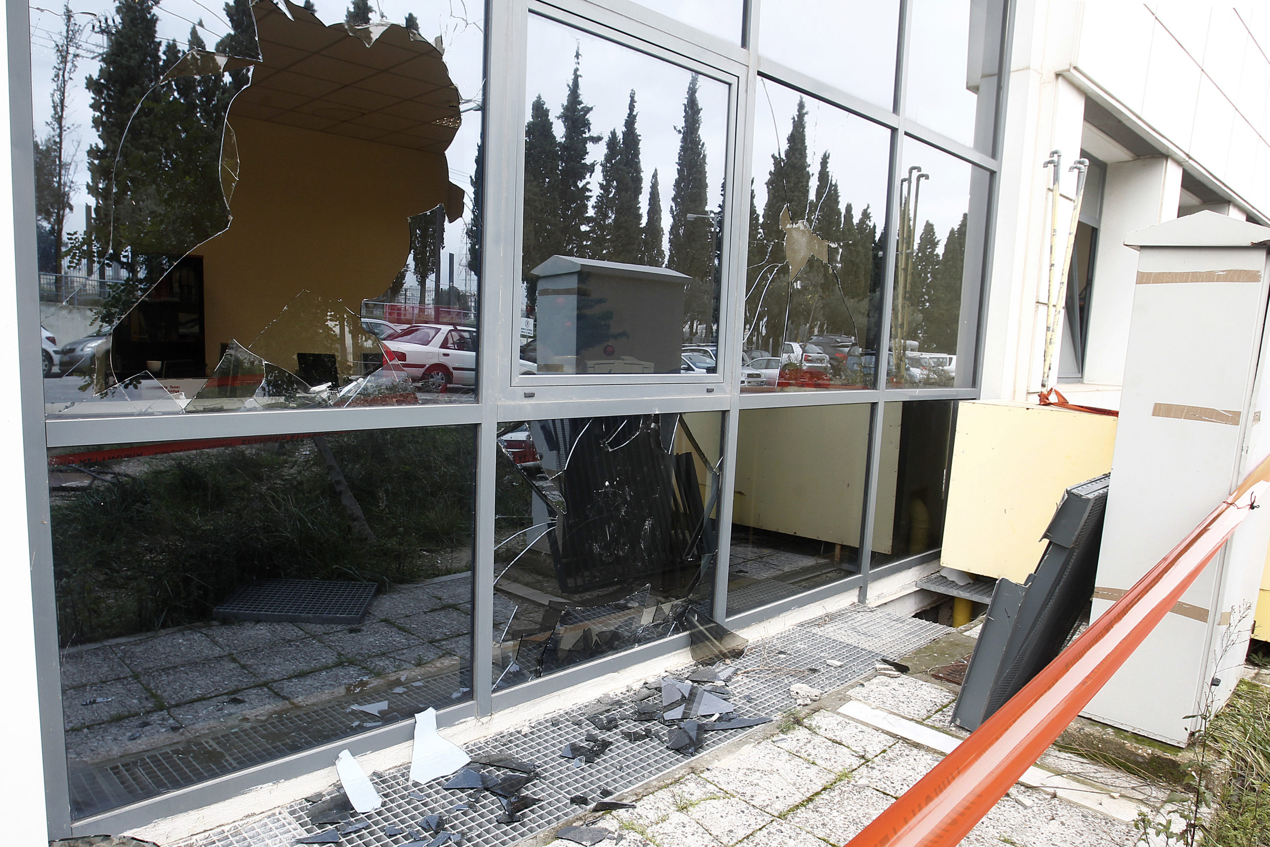 Ζημιές από την “έφοδο” στο υπ. Παιδείας – ΦΩΤΟ