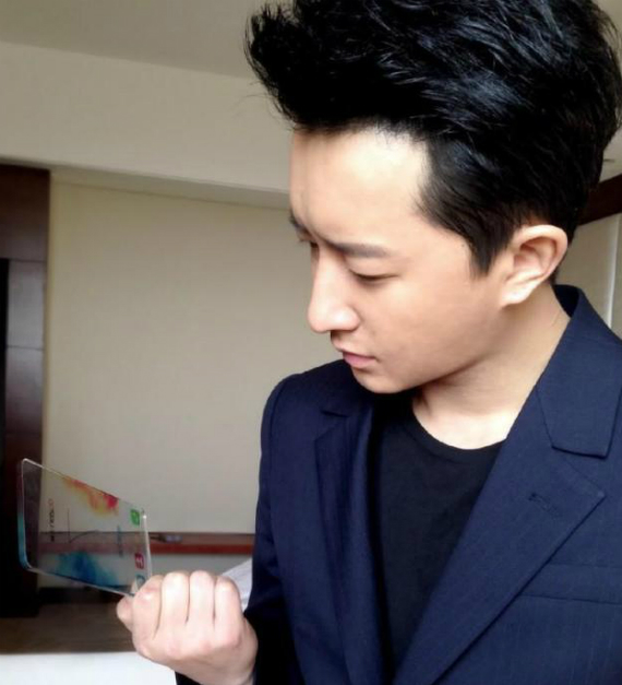 Το πρώτο smartphone από γυαλί