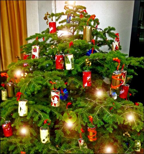 Με κουτάκια από μπύρες το δέντρο του ΥΠΕΚΑ – ΦΩΤΟ