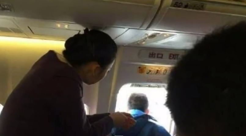 Άνοιξε την έξοδο κινδύνου του αεροπλάνου για να… πάρει αέρα – ΒΙΝΤΕΟ