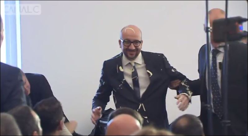 Έλουσαν τον Βέλγο πρωθυπουργό με μαγιονέζα – ΒΙΝΤΕΟ