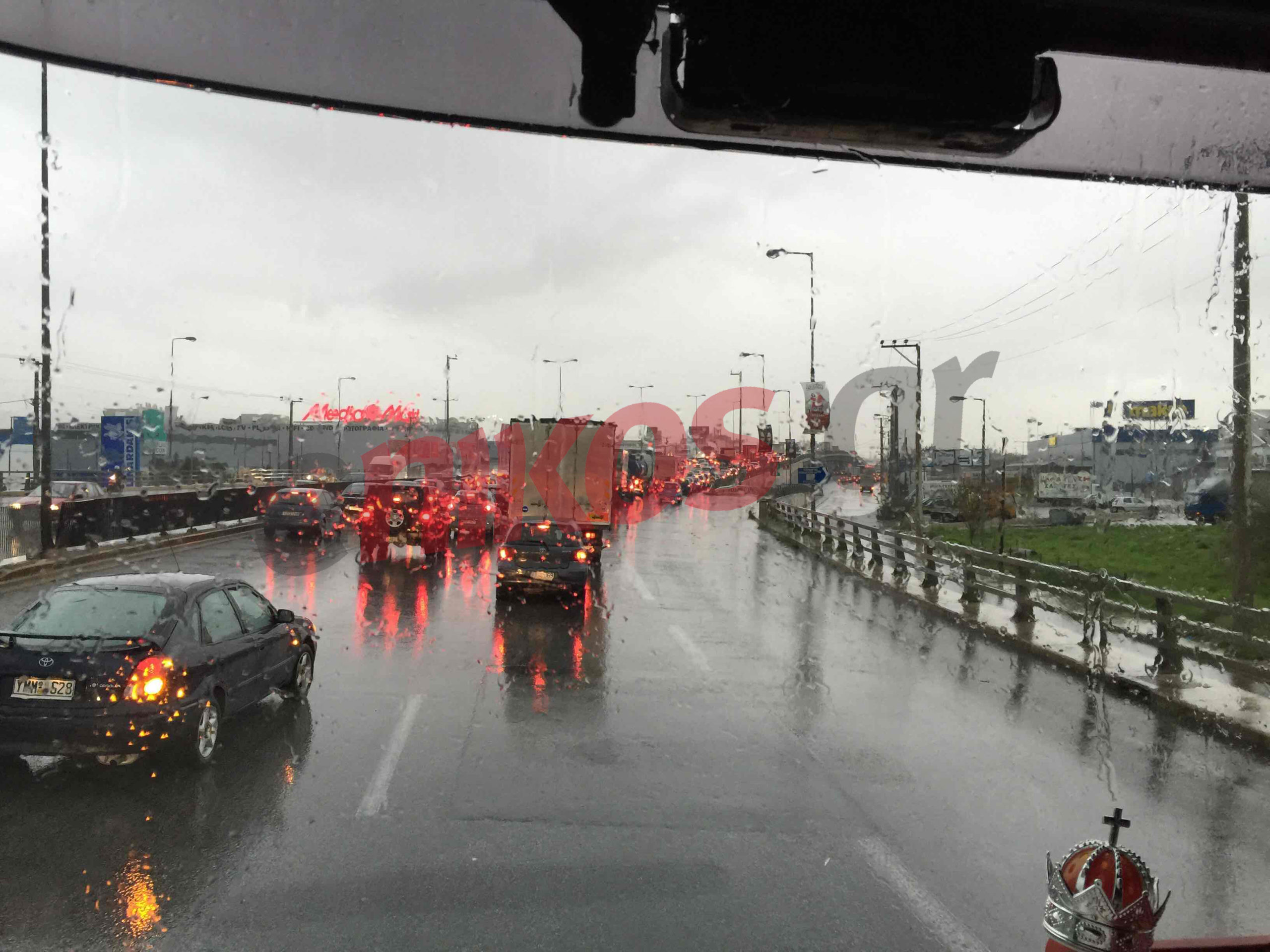 ΤΩΡΑ-ΦΩΤΟ-Υπαίθριο… παρκινγκ το ποτάμι