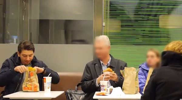 “Άστεγος” κλέβει burger για να τεστάρει τους πελάτες- BINTEO