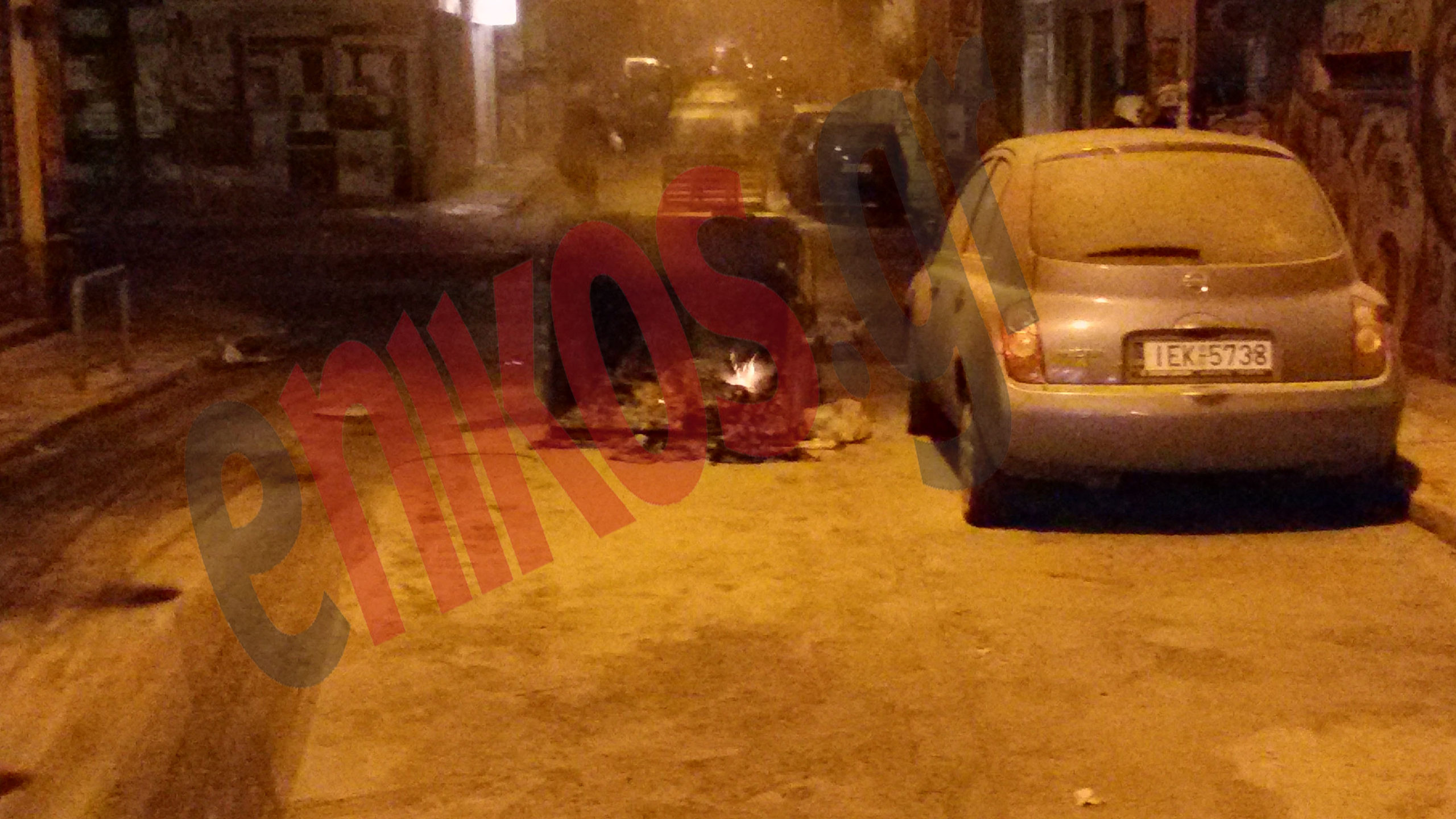 ΦΩΤΟ-Στις φλόγες κάδοι απορριμμάτων και μοτοσικλέτα