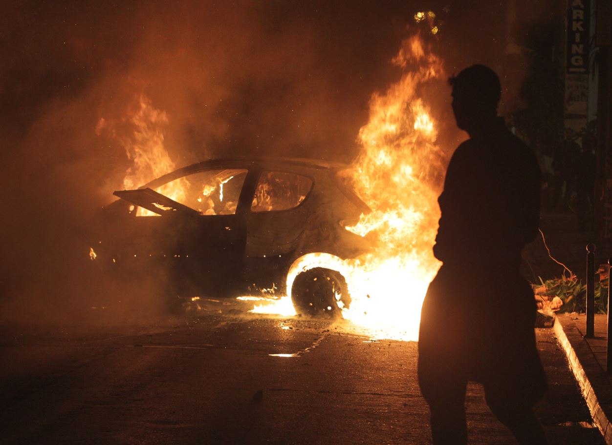 Καρέ-καρέ ο “πόλεμος” στα Εξάρχεια