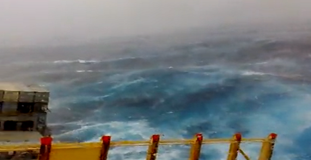 Άγρια κύματα “καταπίνουν” πλοίο στον ωκεανό – ΒΙΝΤΕΟ